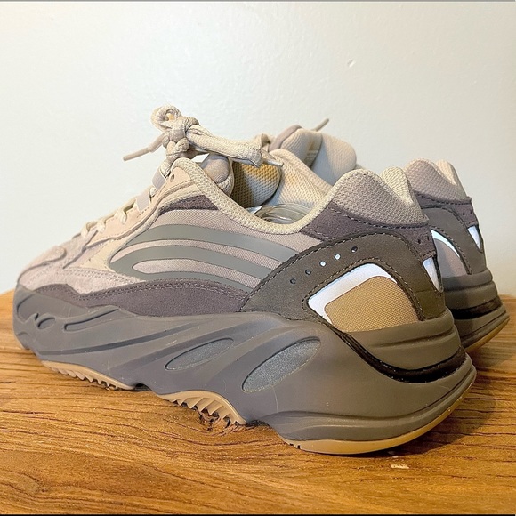 Yeezy 700 - Picture 5 of 12